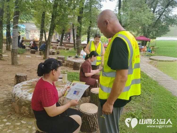 忻州市环保志愿者协会走进云中河上游生态园开展环保主题宣传活动活动得到了游园群众的广泛好评共同为忻州打造绿色宜居环境筑牢基础 - 第2张