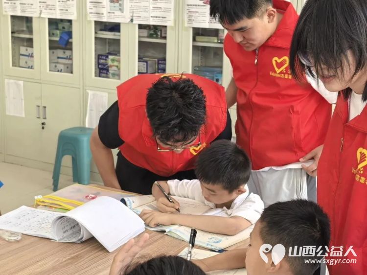 青春绽芳华这些瞬间太燃了！吕梁市离石区青年志愿者协会2025年学生暑期社会实践活动总结表扬会 - 第18张