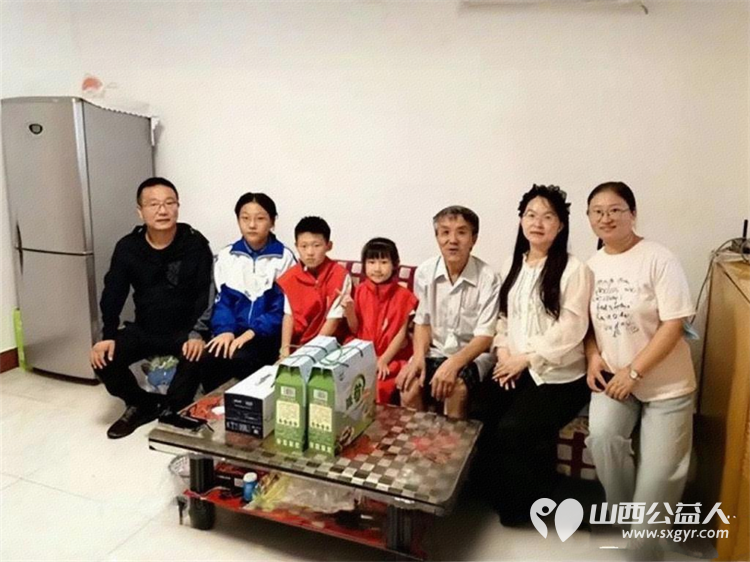 风雨无阻送温情青春助力暖夕阳----太原市烛光志愿服务中心携手五龙口社区暑期慰问贫困残疾老人活动纪实为贫困残疾人家庭送上了牛奶水果糕点等慰问品 - 第2张 - 山西公益人 风雨无阻送温情青春助力暖夕阳----太原市烛光志愿服务中心携手五龙口社区暑期慰问贫困残疾老人活动纪实为贫困残疾人家庭送上了牛奶水果糕点等慰问品 - 第2张