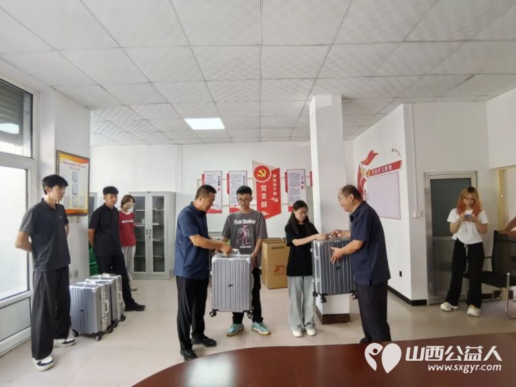 兴县同城爱心公益协会召开志愿者子女中高考升学座谈会向今年参加中高考的9名志愿者子女表示热烈祝贺为他们升入大学和高中送去协会的关怀和温暖 - 第5张 - 山西公益人 兴县同城爱心公益协会召开志愿者子女中高考升学座谈会向今年参加中高考的9名志愿者子女表示热烈祝贺为他们升入大学和高中送去协会的关怀和温暖 - 第5张