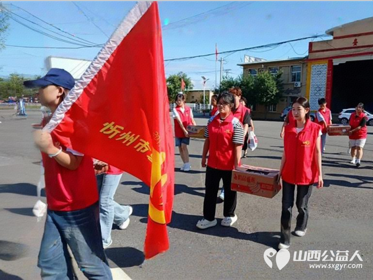 情暖金山铺东亮养老院----忻州市爱心公益协会组织志愿者去金山铺东亮养老院慰问老人给老人们理发剪指甲打扫卫生赠送了苹果香蕉和蛋糕 - 第8张 - 山西公益人 情暖金山铺东亮养老院----忻州市爱心公益协会组织志愿者去金山铺东亮养老院慰问老人给老人们理发剪指甲打扫卫生赠送了苹果香蕉和蛋糕 - 第8张