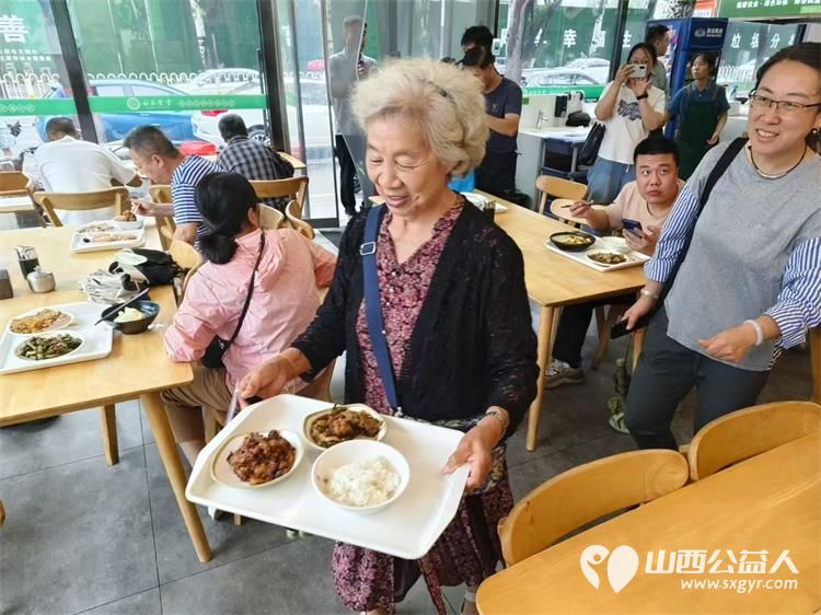暖心“食”光！山西省红十字志愿者协会协助新建南路二社区食堂给十二位老人免费午餐上线解决老人们真正的需求 - 第7张