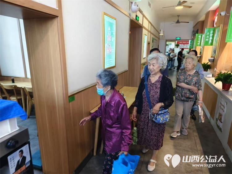 暖心“食”光！山西省红十字志愿者协会协助新建南路二社区食堂给十二位老人免费午餐上线解决老人们真正的需求 - 第11张