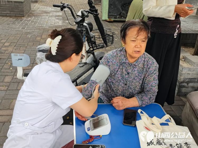 志愿服务进社区健康活动暖人心----介休市敬老协会志愿者2025年8月27日走进东南街道南大街社区为社区所有老人们爱心理发义诊 - 第17张 - 山西公益人 志愿服务进社区健康活动暖人心----介休市敬老协会志愿者2025年8月27日走进东南街道南大街社区为社区所有老人们爱心理发义诊 - 第17张