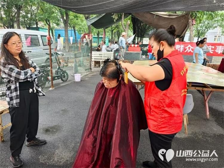 志愿服务进社区健康活动暖人心----介休市敬老协会志愿者2025年8月27日走进东南街道南大街社区为社区所有老人们爱心理发义诊 - 第25张 - 山西公益人 志愿服务进社区健康活动暖人心----介休市敬老协会志愿者2025年8月27日走进东南街道南大街社区为社区所有老人们爱心理发义诊 - 第25张