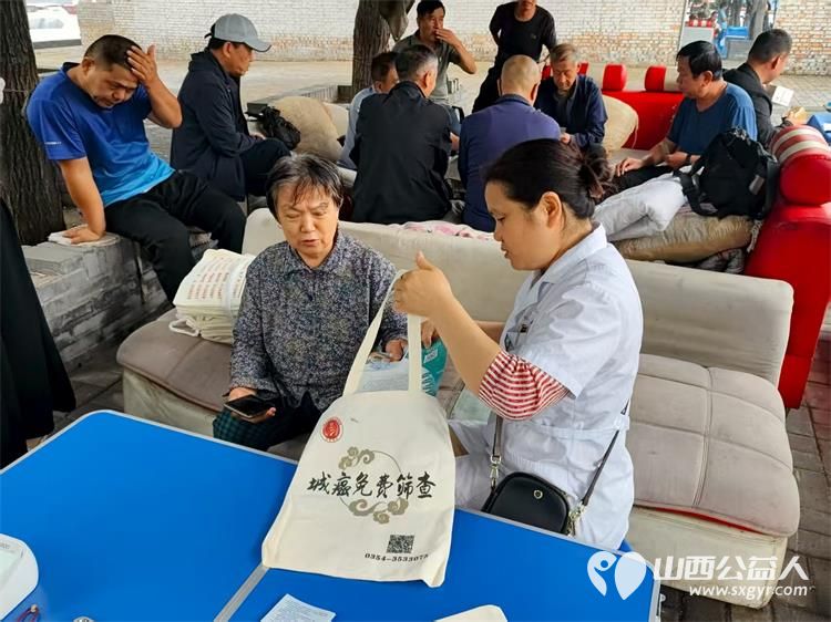 志愿服务进社区健康活动暖人心----介休市敬老协会志愿者2025年8月27日走进东南街道南大街社区为社区所有老人们爱心理发义诊 - 第18张 - 山西公益人 志愿服务进社区健康活动暖人心----介休市敬老协会志愿者2025年8月27日走进东南街道南大街社区为社区所有老人们爱心理发义诊 - 第18张