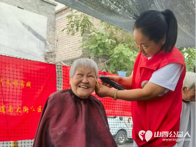 志愿服务进社区健康活动暖人心----介休市敬老协会志愿者2025年8月27日走进东南街道南大街社区为社区所有老人们爱心理发义诊 - 第10张 - 山西公益人 志愿服务进社区健康活动暖人心----介休市敬老协会志愿者2025年8月27日走进东南街道南大街社区为社区所有老人们爱心理发义诊 - 第10张