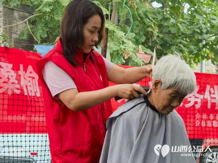 志愿服务进社区健康活动暖人心----介休市敬老协会志愿者2025年8月27日走进东南街道南大街社区为社区所有老人们爱心理发义诊 - 第9张 - 山西公益人 志愿服务进社区健康活动暖人心----介休市敬老协会志愿者2025年8月27日走进东南街道南大街社区为社区所有老人们爱心理发义诊 - 第9张