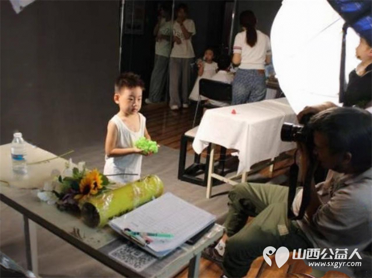 太原市滨东社区开展夏日迷彩小英雄公益摄影活动----为儿童留下迷彩童年助力孩子们健康快乐成长 - 第4张 - 山西公益人 太原市滨东社区开展夏日迷彩小英雄公益摄影活动----为儿童留下迷彩童年助力孩子们健康快乐成长 - 第4张