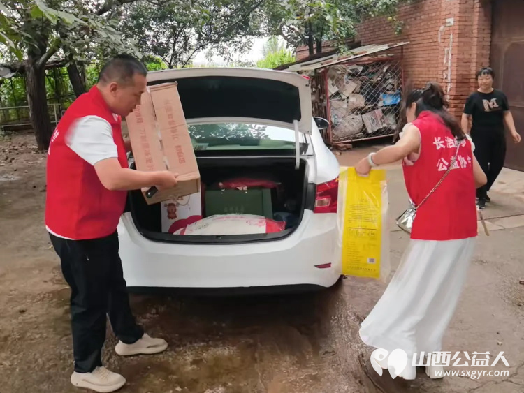 长治圆梦公益协会情暖屯留爱心传递 组织志愿者来到屯留县开展爱心慰问活动为两户困难家庭送去慰问金与生活用品用实际行动传递社会温暖 - 第2张