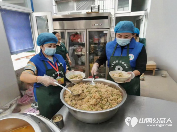 相约敬老弘扬美德 长治市小雨点公益志愿者协会来到隆福饭店原雨花斋二部为那里的老人开展义务帮厨义务理发活动 - 第17张 - 山西公益人 相约敬老弘扬美德 长治市小雨点公益志愿者协会来到隆福饭店原雨花斋二部为那里的老人开展义务帮厨义务理发活动 - 第17张