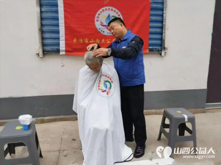 相约敬老弘扬美德 长治市小雨点公益志愿者协会来到隆福饭店原雨花斋二部为那里的老人开展义务帮厨义务理发活动 - 第8张 - 山西公益人 相约敬老弘扬美德 长治市小雨点公益志愿者协会来到隆福饭店原雨花斋二部为那里的老人开展义务帮厨义务理发活动 - 第8张