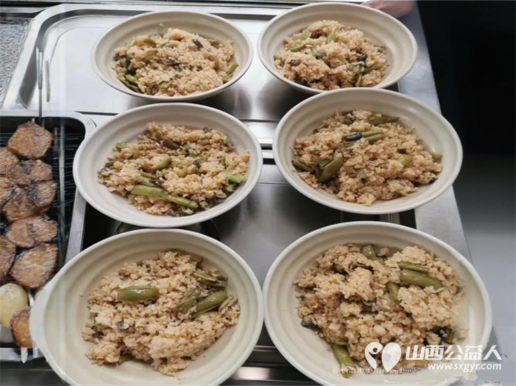 相约敬老弘扬美德 长治市小雨点公益志愿者协会来到隆福饭店原雨花斋二部为那里的老人开展义务帮厨义务理发活动 - 第19张 - 山西公益人 相约敬老弘扬美德 长治市小雨点公益志愿者协会来到隆福饭店原雨花斋二部为那里的老人开展义务帮厨义务理发活动 - 第19张