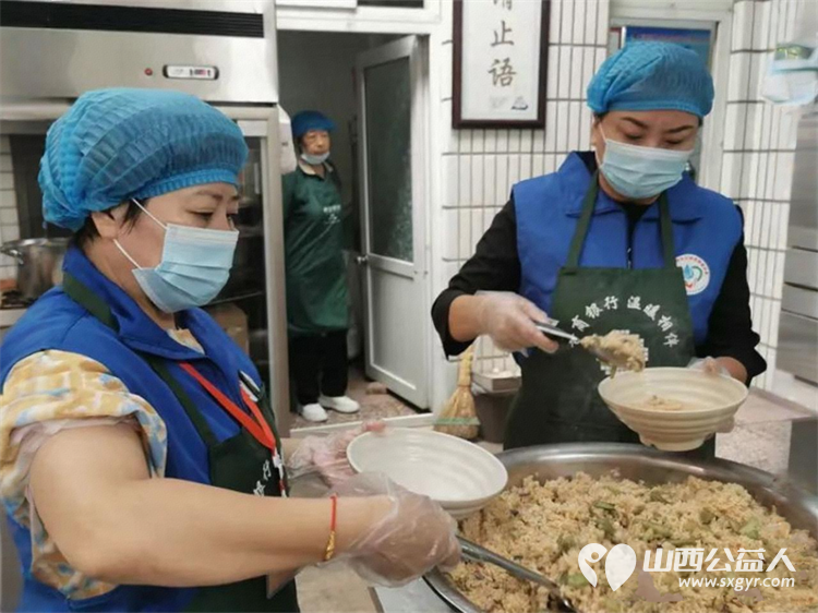 相约敬老弘扬美德 长治市小雨点公益志愿者协会来到隆福饭店原雨花斋二部为那里的老人开展义务帮厨义务理发活动 - 第15张 - 山西公益人 相约敬老弘扬美德 长治市小雨点公益志愿者协会来到隆福饭店原雨花斋二部为那里的老人开展义务帮厨义务理发活动 - 第15张