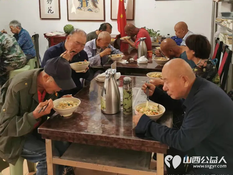 相约敬老弘扬美德 长治市小雨点公益志愿者协会来到隆福饭店原雨花斋二部为那里的老人开展义务帮厨义务理发活动 - 第18张 - 山西公益人 相约敬老弘扬美德 长治市小雨点公益志愿者协会来到隆福饭店原雨花斋二部为那里的老人开展义务帮厨义务理发活动 - 第18张