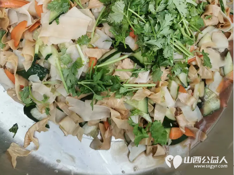 相约敬老弘扬美德 长治市小雨点公益志愿者协会来到隆福饭店原雨花斋二部为那里的老人开展义务帮厨义务理发活动 - 第20张 - 山西公益人 相约敬老弘扬美德 长治市小雨点公益志愿者协会来到隆福饭店原雨花斋二部为那里的老人开展义务帮厨义务理发活动 - 第20张