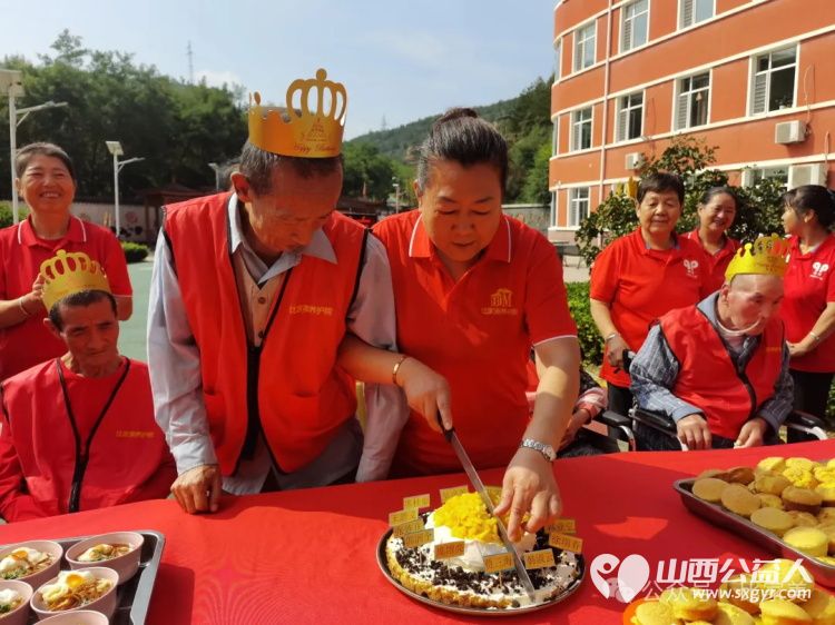 爱在比家美情暖生日会 太原市杏花岭区比家美慈爱养护院八月的集体生日会正在欢快上演 - 第7张 - 山西公益人 爱在比家美情暖生日会 太原市杏花岭区比家美慈爱养护院八月的集体生日会正在欢快上演 - 第7张