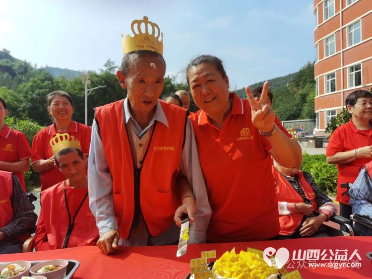 爱在比家美情暖生日会 太原市杏花岭区比家美慈爱养护院八月的集体生日会正在欢快上演 - 第6张 - 山西公益人 爱在比家美情暖生日会 太原市杏花岭区比家美慈爱养护院八月的集体生日会正在欢快上演 - 第6张
