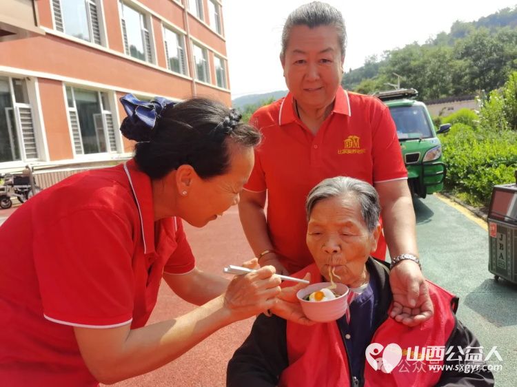 爱在比家美情暖生日会 太原市杏花岭区比家美慈爱养护院八月的集体生日会正在欢快上演 - 第8张 - 山西公益人 爱在比家美情暖生日会 太原市杏花岭区比家美慈爱养护院八月的集体生日会正在欢快上演 - 第8张