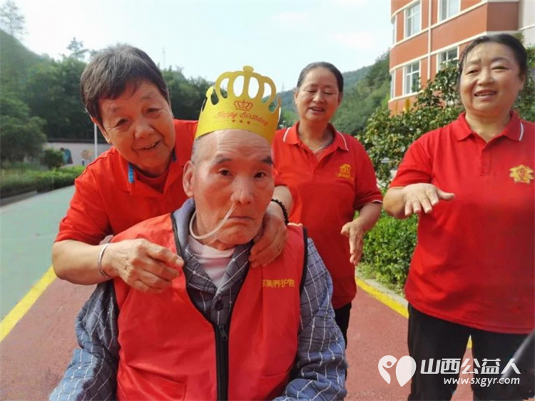 爱在比家美情暖生日会 太原市杏花岭区比家美慈爱养护院八月的集体生日会正在欢快上演 - 第2张 - 山西公益人 爱在比家美情暖生日会 太原市杏花岭区比家美慈爱养护院八月的集体生日会正在欢快上演 - 第2张