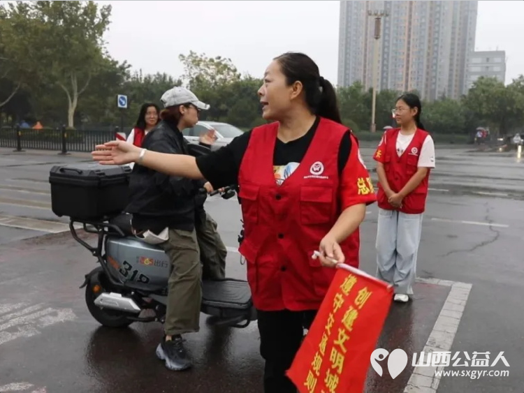不畏风雨守护平安路----临汾市文明交通志愿者协会26名队长雨中协勤展担当协助交警疏导交通维护秩序用实际行动诠释了奉献友爱互助进步的志愿精神 - 第13张 - 山西公益人 不畏风雨守护平安路----临汾市文明交通志愿者协会26名队长雨中协勤展担当协助交警疏导交通维护秩序用实际行动诠释了奉献友爱互助进步的志愿精神 - 第13张
