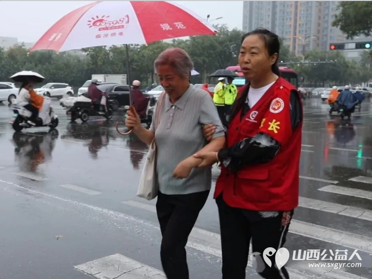 不畏风雨守护平安路----临汾市文明交通志愿者协会26名队长雨中协勤展担当协助交警疏导交通维护秩序用实际行动诠释了奉献友爱互助进步的志愿精神 - 第11张 - 山西公益人 不畏风雨守护平安路----临汾市文明交通志愿者协会26名队长雨中协勤展担当协助交警疏导交通维护秩序用实际行动诠释了奉献友爱互助进步的志愿精神 - 第11张