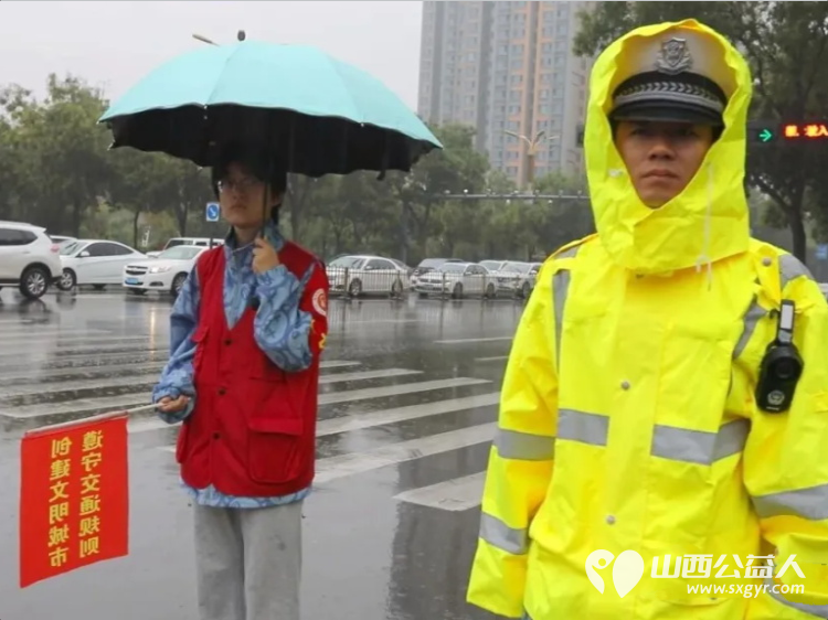 不畏风雨守护平安路----临汾市文明交通志愿者协会26名队长雨中协勤展担当协助交警疏导交通维护秩序用实际行动诠释了奉献友爱互助进步的志愿精神 - 第10张 - 山西公益人 不畏风雨守护平安路----临汾市文明交通志愿者协会26名队长雨中协勤展担当协助交警疏导交通维护秩序用实际行动诠释了奉献友爱互助进步的志愿精神 - 第10张