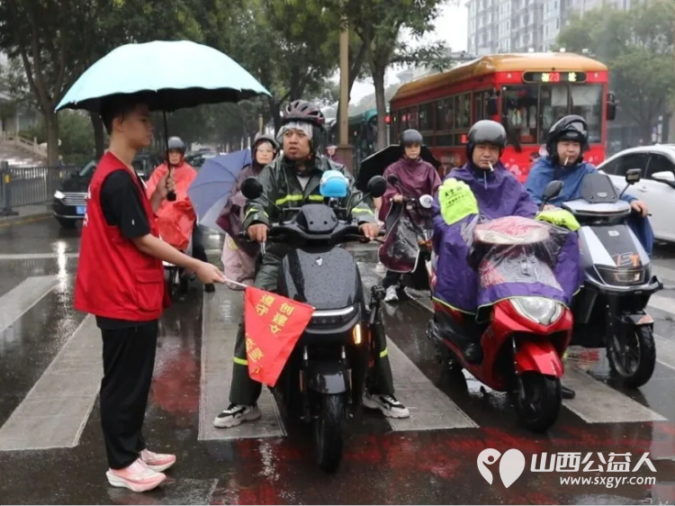 不畏风雨守护平安路----临汾市文明交通志愿者协会26名队长雨中协勤展担当协助交警疏导交通维护秩序用实际行动诠释了奉献友爱互助进步的志愿精神 - 第8张 - 山西公益人 不畏风雨守护平安路----临汾市文明交通志愿者协会26名队长雨中协勤展担当协助交警疏导交通维护秩序用实际行动诠释了奉献友爱互助进步的志愿精神 - 第8张