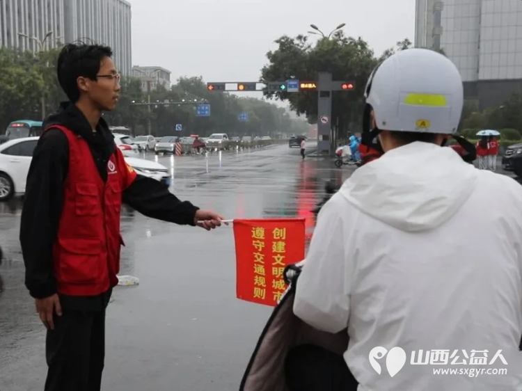 不畏风雨守护平安路----临汾市文明交通志愿者协会26名队长雨中协勤展担当协助交警疏导交通维护秩序用实际行动诠释了奉献友爱互助进步的志愿精神 - 第14张 - 山西公益人 不畏风雨守护平安路----临汾市文明交通志愿者协会26名队长雨中协勤展担当协助交警疏导交通维护秩序用实际行动诠释了奉献友爱互助进步的志愿精神 - 第14张