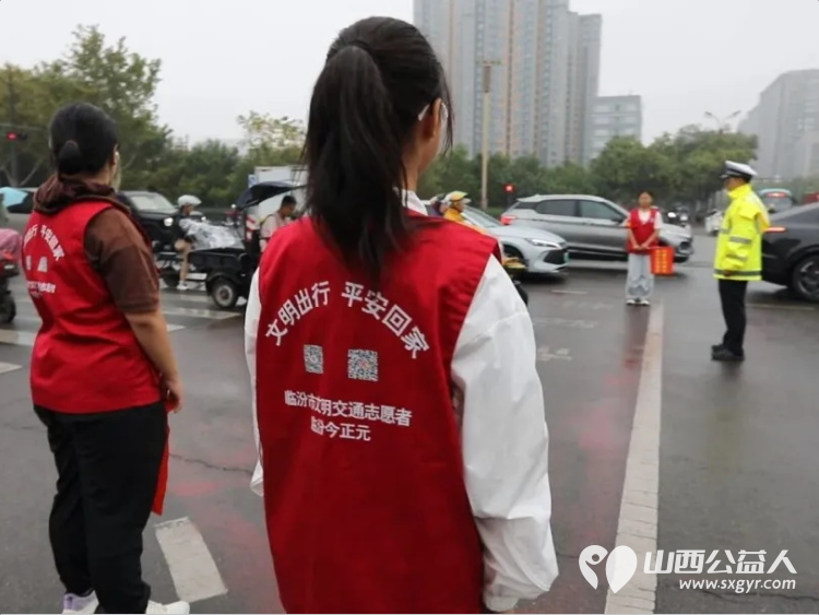 不畏风雨守护平安路----临汾市文明交通志愿者协会26名队长雨中协勤展担当协助交警疏导交通维护秩序用实际行动诠释了奉献友爱互助进步的志愿精神 - 第15张 - 山西公益人 不畏风雨守护平安路----临汾市文明交通志愿者协会26名队长雨中协勤展担当协助交警疏导交通维护秩序用实际行动诠释了奉献友爱互助进步的志愿精神 - 第15张