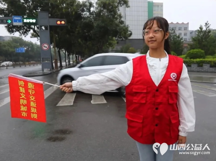 不畏风雨守护平安路----临汾市文明交通志愿者协会26名队长雨中协勤展担当协助交警疏导交通维护秩序用实际行动诠释了奉献友爱互助进步的志愿精神 - 第6张 - 山西公益人 不畏风雨守护平安路----临汾市文明交通志愿者协会26名队长雨中协勤展担当协助交警疏导交通维护秩序用实际行动诠释了奉献友爱互助进步的志愿精神 - 第6张