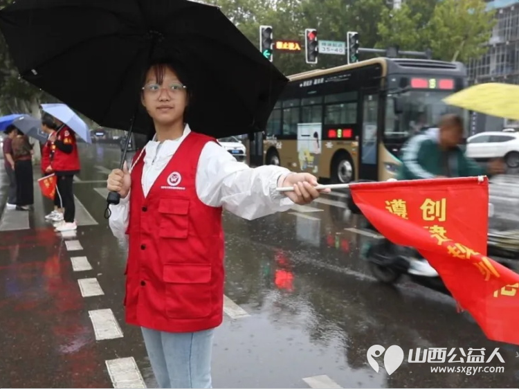 不畏风雨守护平安路----临汾市文明交通志愿者协会26名队长雨中协勤展担当协助交警疏导交通维护秩序用实际行动诠释了奉献友爱互助进步的志愿精神 - 第5张 - 山西公益人 不畏风雨守护平安路----临汾市文明交通志愿者协会26名队长雨中协勤展担当协助交警疏导交通维护秩序用实际行动诠释了奉献友爱互助进步的志愿精神 - 第5张