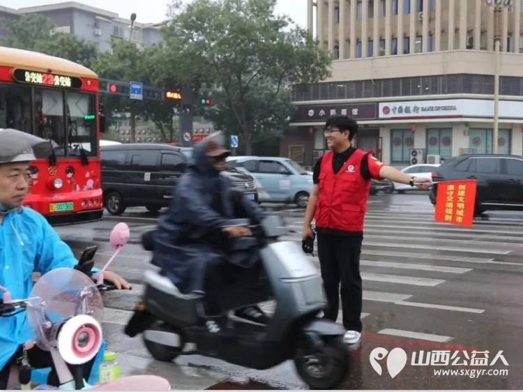 不畏风雨守护平安路----临汾市文明交通志愿者协会26名队长雨中协勤展担当协助交警疏导交通维护秩序用实际行动诠释了奉献友爱互助进步的志愿精神 - 第12张 - 山西公益人 不畏风雨守护平安路----临汾市文明交通志愿者协会26名队长雨中协勤展担当协助交警疏导交通维护秩序用实际行动诠释了奉献友爱互助进步的志愿精神 - 第12张
