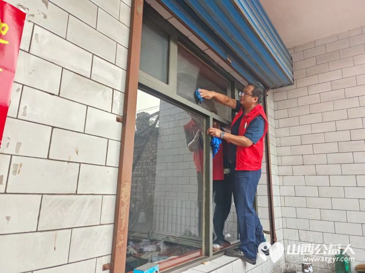 介休市敬老协会走进张兰镇穆家堡村入户81岁特困老人南清恭家中为老人理发打扫室内外卫生包香味可口的饺子送一份儿女般的关爱 - 第7张 - 山西公益人 介休市敬老协会走进张兰镇穆家堡村入户81岁特困老人南清恭家中为老人理发打扫室内外卫生包香味可口的饺子送一份儿女般的关爱 - 第7张