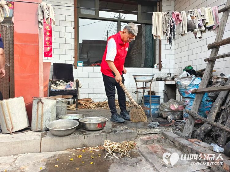 介休市敬老协会走进张兰镇穆家堡村入户81岁特困老人南清恭家中为老人理发打扫室内外卫生包香味可口的饺子送一份儿女般的关爱 - 第11张 - 山西公益人 介休市敬老协会走进张兰镇穆家堡村入户81岁特困老人南清恭家中为老人理发打扫室内外卫生包香味可口的饺子送一份儿女般的关爱 - 第11张