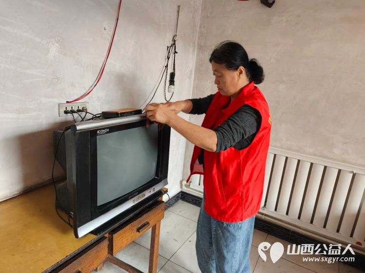 介休市敬老协会走进张兰镇穆家堡村入户81岁特困老人南清恭家中为老人理发打扫室内外卫生包香味可口的饺子送一份儿女般的关爱 - 第16张 - 山西公益人 介休市敬老协会走进张兰镇穆家堡村入户81岁特困老人南清恭家中为老人理发打扫室内外卫生包香味可口的饺子送一份儿女般的关爱 - 第16张