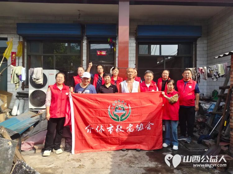 介休市敬老协会走进张兰镇穆家堡村入户81岁特困老人南清恭家中为老人理发打扫室内外卫生包香味可口的饺子送一份儿女般的关爱 - 第1张 - 山西公益人 介休市敬老协会走进张兰镇穆家堡村入户81岁特困老人南清恭家中为老人理发打扫室内外卫生包香味可口的饺子送一份儿女般的关爱 - 第1张