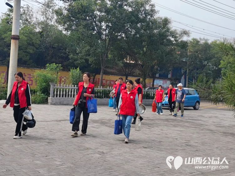 介休市敬老协会走进张兰镇穆家堡村入户81岁特困老人南清恭家中为老人理发打扫室内外卫生包香味可口的饺子送一份儿女般的关爱 - 第3张 - 山西公益人 介休市敬老协会走进张兰镇穆家堡村入户81岁特困老人南清恭家中为老人理发打扫室内外卫生包香味可口的饺子送一份儿女般的关爱 - 第3张