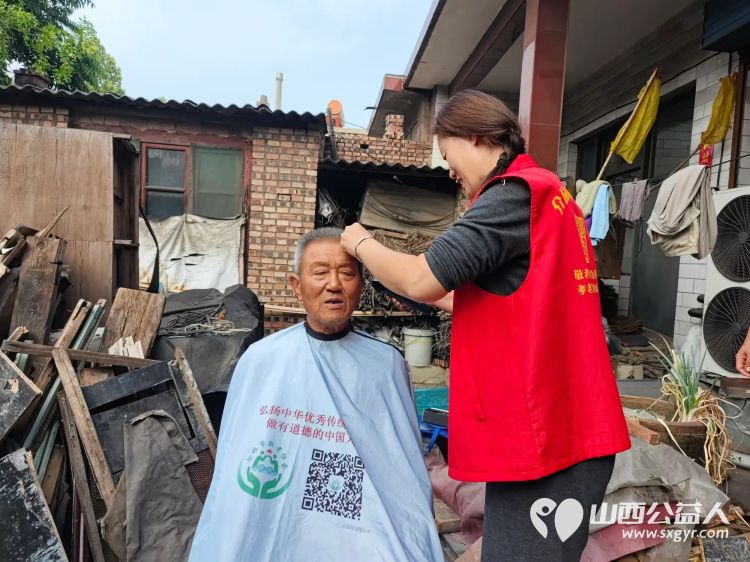 介休市敬老协会走进张兰镇穆家堡村入户81岁特困老人南清恭家中为老人理发打扫室内外卫生包香味可口的饺子送一份儿女般的关爱 - 第4张 - 山西公益人 介休市敬老协会走进张兰镇穆家堡村入户81岁特困老人南清恭家中为老人理发打扫室内外卫生包香味可口的饺子送一份儿女般的关爱 - 第4张