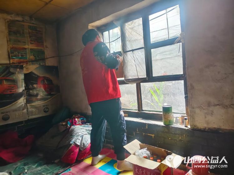 介休市敬老协会志愿者走进张兰镇穆家堡村入户91岁特困老人邵吉士家为老人理发打扫室内外卫生包香味可口的饺子 - 第7张 - 山西公益人 介休市敬老协会志愿者走进张兰镇穆家堡村入户91岁特困老人邵吉士家为老人理发打扫室内外卫生包香味可口的饺子 - 第7张