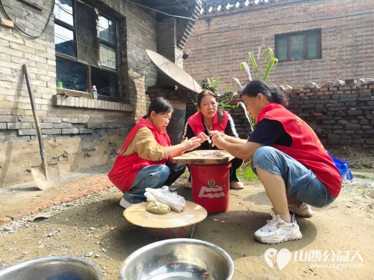 介休市敬老协会志愿者走进张兰镇穆家堡村入户91岁特困老人邵吉士家为老人理发打扫室内外卫生包香味可口的饺子 - 第8张 - 山西公益人 介休市敬老协会志愿者走进张兰镇穆家堡村入户91岁特困老人邵吉士家为老人理发打扫室内外卫生包香味可口的饺子 - 第8张
