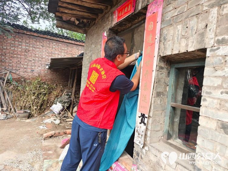 介休市敬老协会志愿者走进张兰镇穆家堡村入户91岁特困老人邵吉士家为老人理发打扫室内外卫生包香味可口的饺子 - 第5张 - 山西公益人 介休市敬老协会志愿者走进张兰镇穆家堡村入户91岁特困老人邵吉士家为老人理发打扫室内外卫生包香味可口的饺子 - 第5张