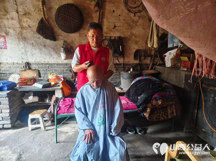 介休市敬老协会志愿者走进张兰镇穆家堡村入户91岁特困老人邵吉士家为老人理发打扫室内外卫生包香味可口的饺子 - 第4张 - 山西公益人 介休市敬老协会志愿者走进张兰镇穆家堡村入户91岁特困老人邵吉士家为老人理发打扫室内外卫生包香味可口的饺子 - 第4张