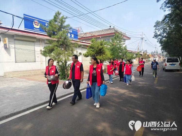 介休市敬老协会志愿者走进张兰镇穆家堡村入户91岁特困老人邵吉士家为老人理发打扫室内外卫生包香味可口的饺子 - 第2张 - 山西公益人 介休市敬老协会志愿者走进张兰镇穆家堡村入户91岁特困老人邵吉士家为老人理发打扫室内外卫生包香味可口的饺子 - 第2张