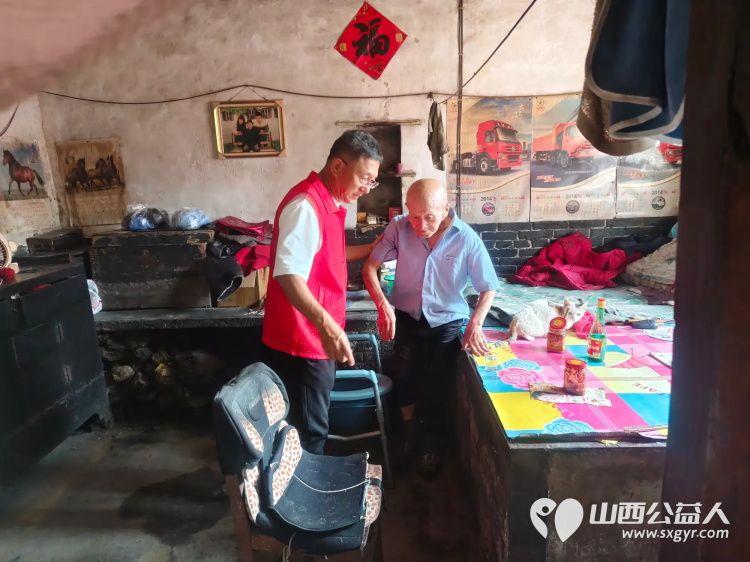 介休市敬老协会志愿者走进张兰镇穆家堡村入户91岁特困老人邵吉士家为老人理发打扫室内外卫生包香味可口的饺子 - 第14张 - 山西公益人 介休市敬老协会志愿者走进张兰镇穆家堡村入户91岁特困老人邵吉士家为老人理发打扫室内外卫生包香味可口的饺子 - 第14张