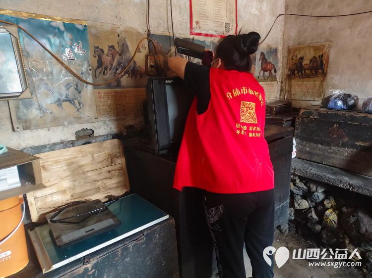 介休市敬老协会志愿者走进张兰镇穆家堡村入户91岁特困老人邵吉士家为老人理发打扫室内外卫生包香味可口的饺子 - 第12张 - 山西公益人 介休市敬老协会志愿者走进张兰镇穆家堡村入户91岁特困老人邵吉士家为老人理发打扫室内外卫生包香味可口的饺子 - 第12张