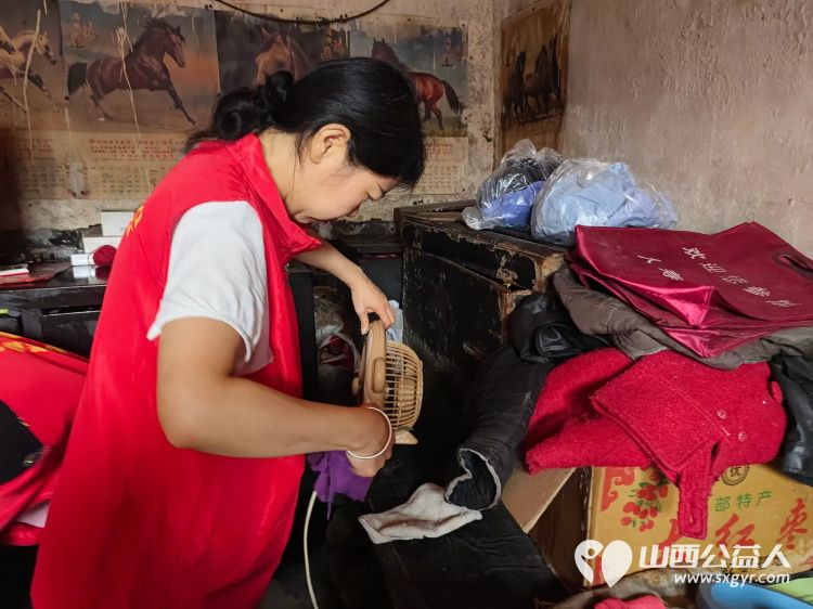 介休市敬老协会志愿者走进张兰镇穆家堡村入户91岁特困老人邵吉士家为老人理发打扫室内外卫生包香味可口的饺子 - 第13张 - 山西公益人 介休市敬老协会志愿者走进张兰镇穆家堡村入户91岁特困老人邵吉士家为老人理发打扫室内外卫生包香味可口的饺子 - 第13张