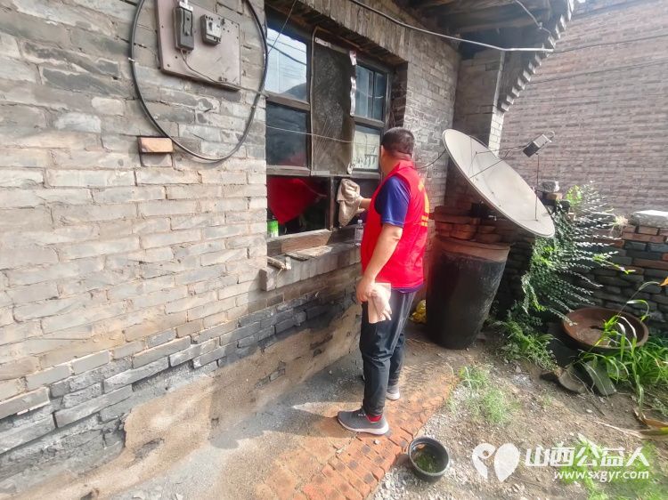 介休市敬老协会志愿者走进张兰镇穆家堡村入户91岁特困老人邵吉士家为老人理发打扫室内外卫生包香味可口的饺子 - 第6张 - 山西公益人 介休市敬老协会志愿者走进张兰镇穆家堡村入户91岁特困老人邵吉士家为老人理发打扫室内外卫生包香味可口的饺子 - 第6张