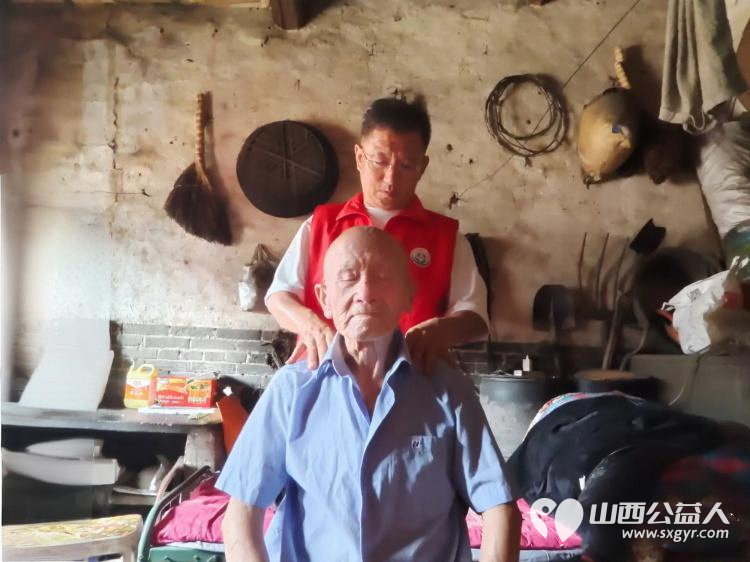 介休市敬老协会志愿者走进张兰镇穆家堡村入户91岁特困老人邵吉士家为老人理发打扫室内外卫生包香味可口的饺子 - 第3张 - 山西公益人 介休市敬老协会志愿者走进张兰镇穆家堡村入户91岁特困老人邵吉士家为老人理发打扫室内外卫生包香味可口的饺子 - 第3张