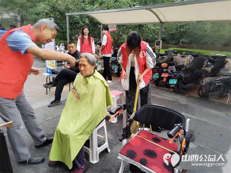 长治市义工协会组织志愿者在世纪花园小区开展公益理发义诊活动为居民提供免费理发服务为居民提供优质的公益服务 - 第4张